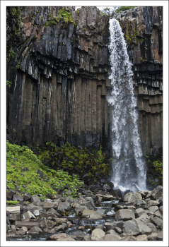 Свартифосс окружён необычными шестигранными колоннами темной лавы, откуда и возникло его название – «Чёрный».