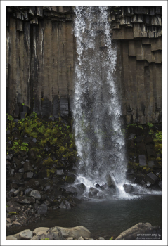 Высота Черного водопада около 12 метров.