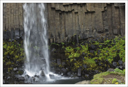 Путь к Свартифоссу занимает около 40 минут от парковки.