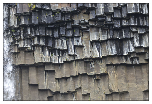 Эти колонны появились внутри лавового потока, который охлаждался очень медленно, что привело его к кристаллизации.