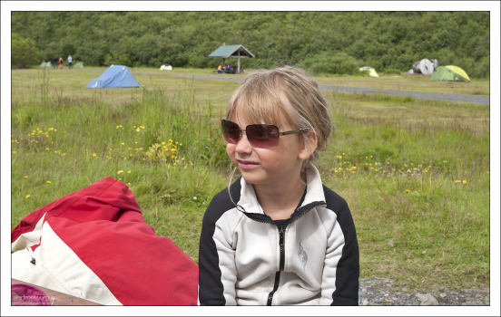 Саша в модных очках загорает в кемпинге Скафтафедль.
