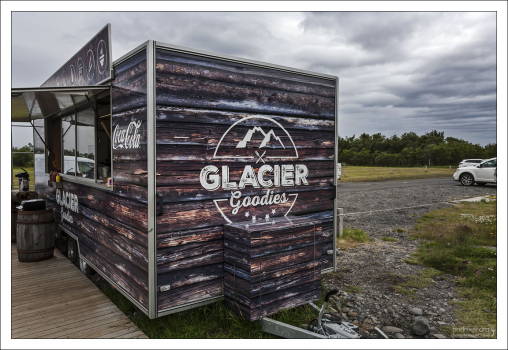 Придорожный киоск с едой.