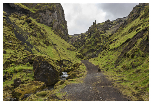 Короткая тропа вглубь каньона.