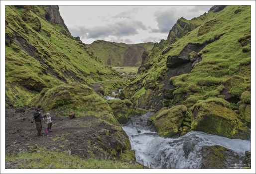 Конец тропы у небольшого водопада.