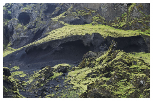 Со стен каньона постоянно скатываются камни.