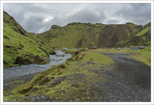 В кемпинге можно не только ставить палатки, но и арендовать домики.