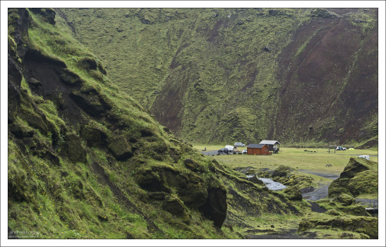 Несколько сосновых избушек в кемпинге Þakgil.