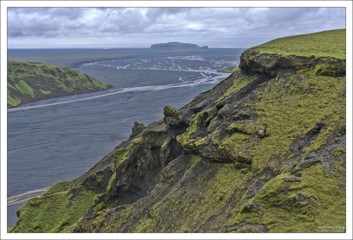 Долина Мирдалссандур, заполненная вулканическим песком. Вдали виднеется гора Hjörleifshöfði, высотой в 221 метр.