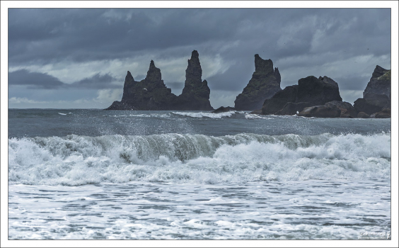Рейнисдрангар - базальтовые ке́куры (столбовидные скалы) в Атлантическом океане у южного побережья Исландии.