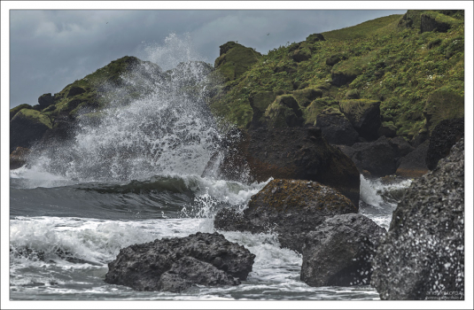 Бешеный прибой. На пляже Рейнисфияра бывают "sneaker waves" - бесшумные волны-убийцы.