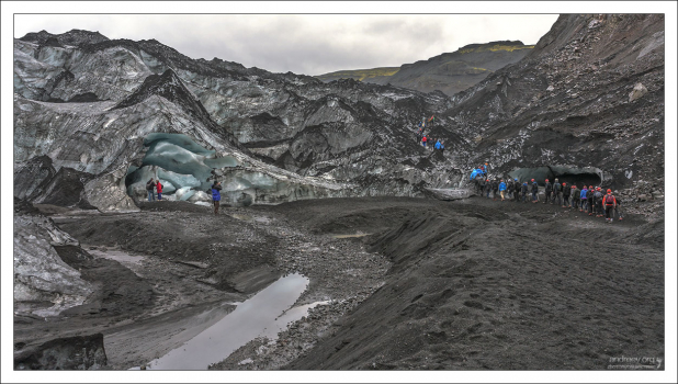 Ледник Solheimajokull занимает в длину около 8 км.