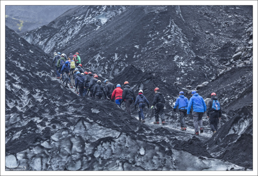 Туристы поднимаются на ледник Solheimajokull.
