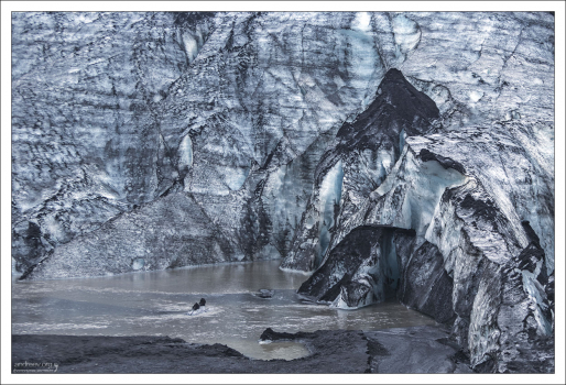 Подтаявшее основание ледника Sólheimajökull.