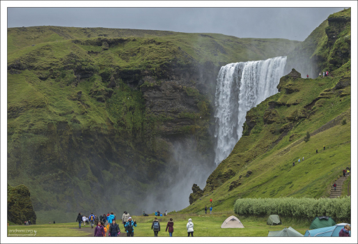 Очень складный и фотогеничный водопад Скоугафосс (исл. Skógafoss).