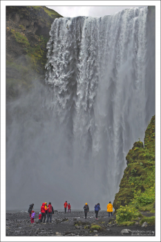 Skógafoss – один из самых больших и красивых водопадов Исландии, шириной 25 метров и высотой падения воды 60 метров.