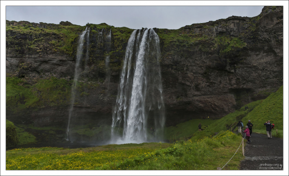 Обычный с виду водопад Сельяландсфосс (исл. Seljalandsfoss).