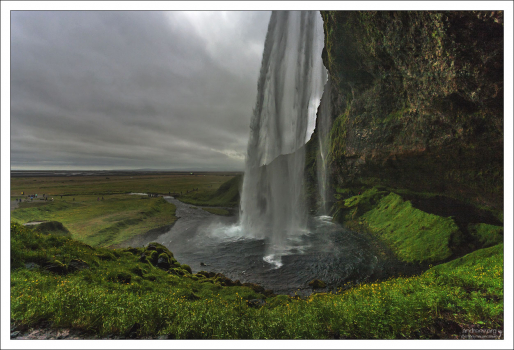 Главная изюминка Сельяландсфосса – глубокий отступ позади, который позволяет свободно передвигаться за водопадом, наблюдая его со всех сторон.