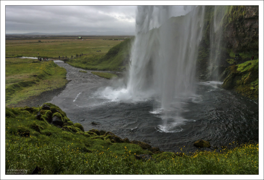 Высота падения воды Сельяландсфосса - 60 метров.