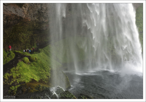 Тропа, спрятанная за водопадом Сельяландсфосс.