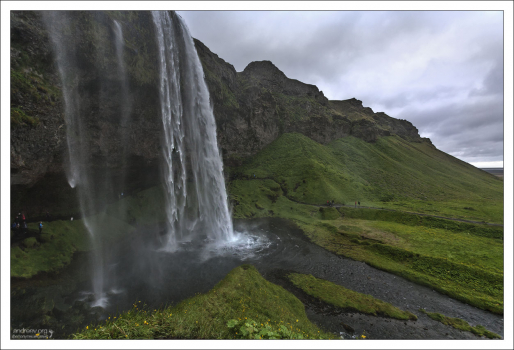 Водопад Сельяландсфосс, как часть реки Seljalandsá, берет свое начало под ледником Эйяфьятлайокудль.