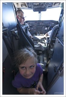 Пилоты пригласили Сашу в кабину.