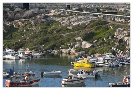 Самые распространенные виды транспорта в Гренландии - воздушный и водный.