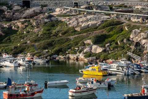 Самые распространенные виды транспорта в Гренландии - воздушный и водный.