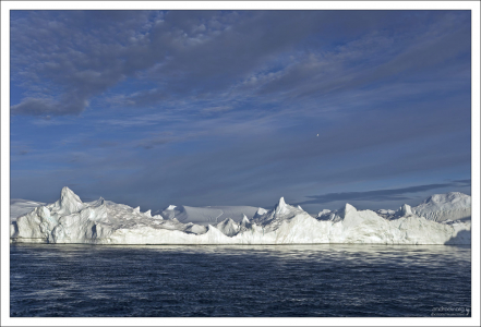 40-километровый фьорд заполнен айсбергами, сползающими с ледника Сермек-Куджаллек.