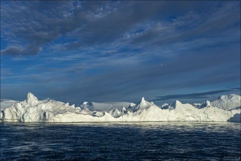 40-километровый фьорд заполнен айсбергами, сползающими с ледника Сермек-Куджаллек.