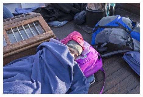 Сашу укутали во все, что нашлось под рукой.