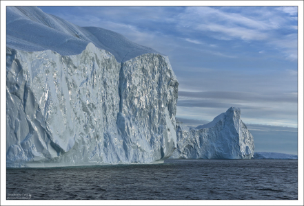 Некоторые куски льда имеют в поперечнике более километра.