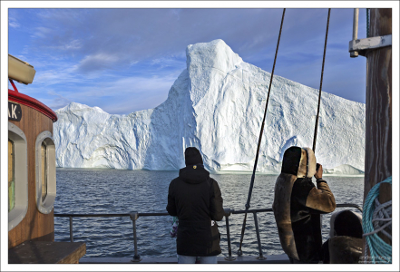 Туристы в традиционном наряде эскимосов.