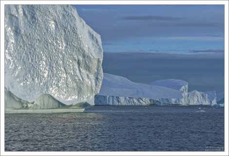С айсбергов постоянно отваливаются куски льда, бывает, что размером больше самого корабля.
