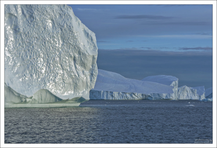 С айсбергов постоянно отваливаются куски льда, бывает, что размером больше самого корабля.