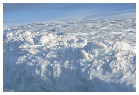 Очень чистый снег на вершине айсберга.
