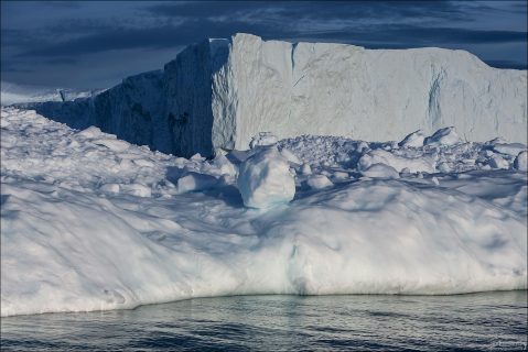Ближайшие к Илулиссату айсберги сидят на мели.