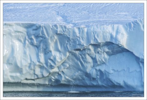 Айсберговый мини-водопад.