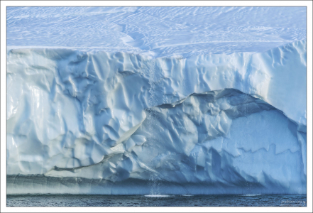 Айсберговый мини-водопад.