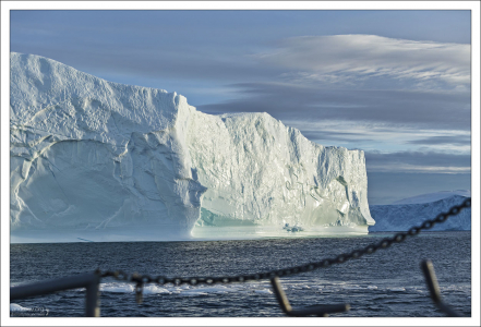 Огромные куски – даже поля – льда откалываются и, подхваченные морскими течениями, уносятся в океан (известны случаи встречи с гренландскими айсбергами на 36° северной широты).