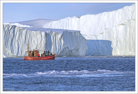 Суда в Гренландии обычно имеют яркую окраску, чтобы их хорошо было заметно на фоне льда.