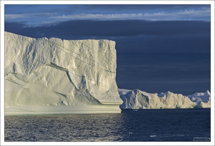 Подтаивающие снизу айсберги постепенно теряют устойчивость и могут внезапно перевернуться.