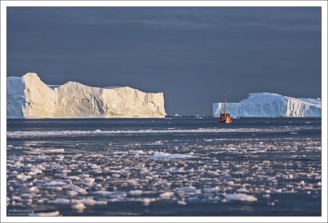 Айсберги как будто нарисованы талантливым художником.
