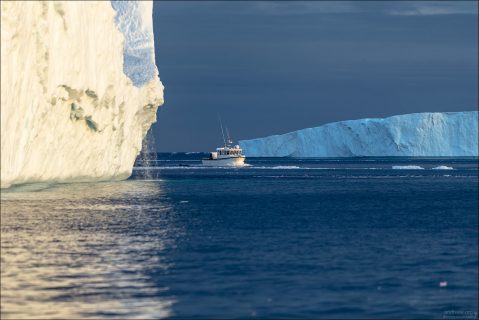 Айсберговое "лицо" плачет.