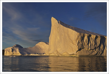 Айсберги при полуночном солнце – одно из самых необычных зрелищ.