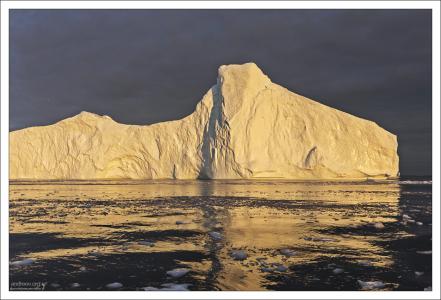 Гигантские глыбы постепенно окрашивались в нежные пастельные тона, от жемчужно-голубого до розового и золотого.