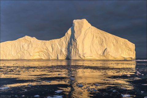 Гигантские глыбы постепенно окрашивались в нежные пастельные тона, от жемчужно-голубого до розового и золотого.
