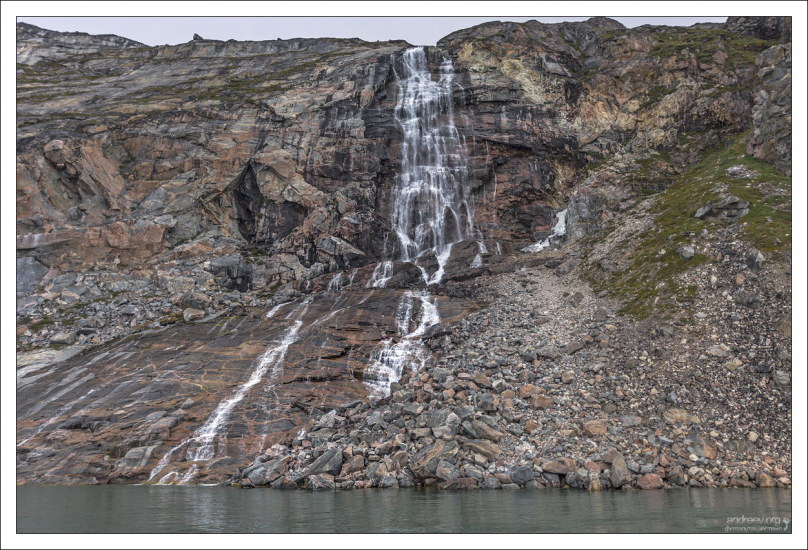 Пролив Ataa Strait, окруженный водопадами.