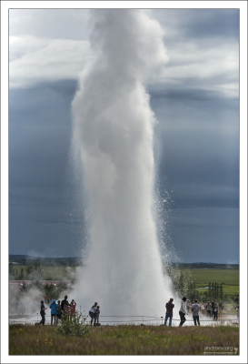 Гейзер Строккюр (исл. Strokkur) в активной стадии.