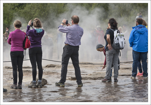 Идет фотоохота на гейзер.