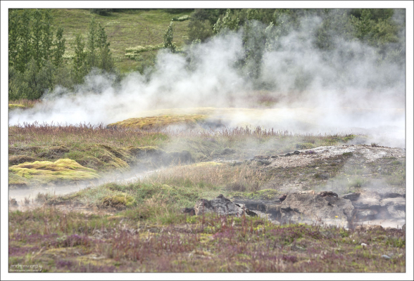 В долине Хёйкадалюр находится множество небольших горячих источников и фумарол.